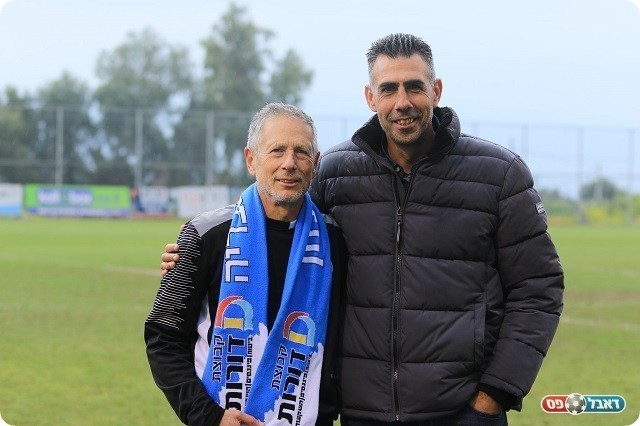 מאמן טבריה אלירן חודדה עם הבעלים קלמנזון (דאפר מחמיד)